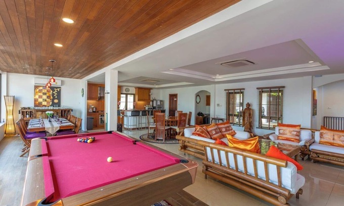 Chalong House | Coconut Palms: huge swimming pool and pool table!