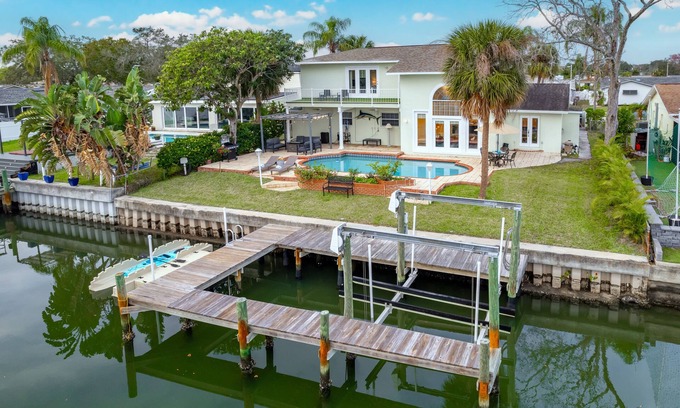 Bay Crest Park House | Cocoon Island Villa – Luxury 5 BDR Waterfront Home w/kayaks & hottub