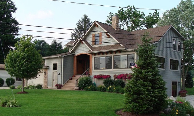 Coldwater House | Coldwater Lake Spacious Lake Drive Getaway