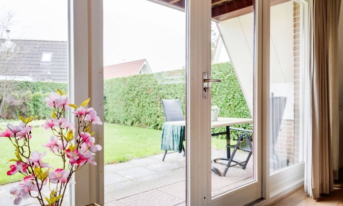 Zwiggelte House | Collared Redstart | Bungalow with fine green garden
