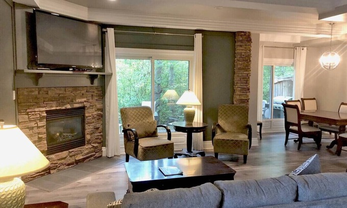 Collingwood Condo | Collingwood Hideaway for 6 | 10 Mins to Blue Mtn