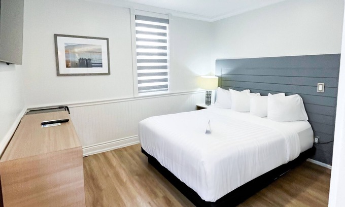 Grand Bend Hotel | Colonial Hotel & Suites - Standard Queen