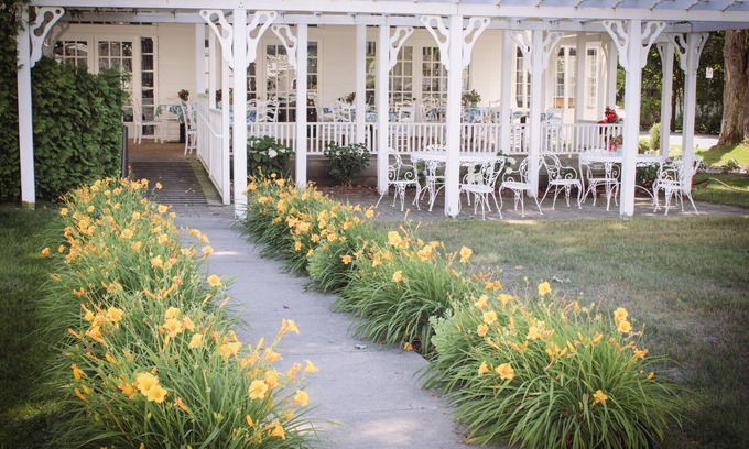 Harbor Springs Hotel | Colonial Inn in Harbor Springs