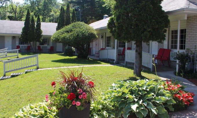 Gananoque Hotel | Colonial Resort-1000Islands