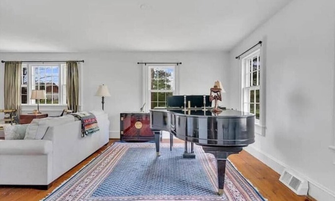 Newtown House | Colonial yellowhouse