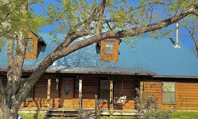 San Saba Cabin | Colorado River Cabin ~ San Saba/Bend~ pool & sauna near Colorado Bend State Park
