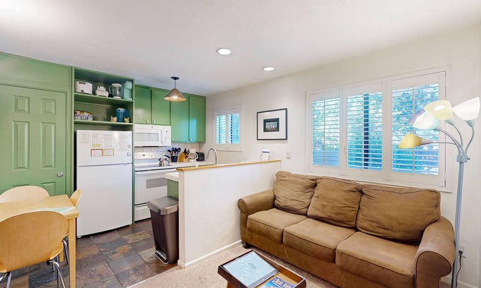 Mammoth Lakes Condo | Colorful Condo with Shared Pool & Hot Tub - Two Miles from Eagle Lodge