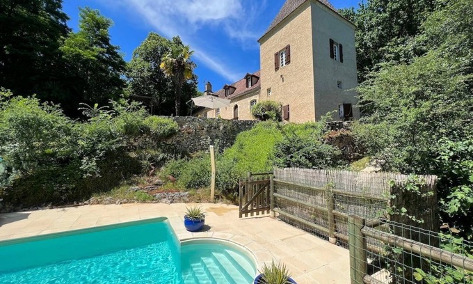 Puy-l'Eveque House | Colorful country house with spacious garden, extra-large pool and forest
