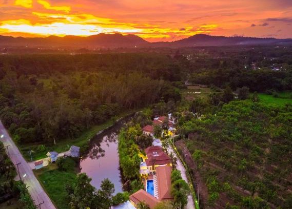 Thep Kasattri Hotel | Colorful Pool Villa