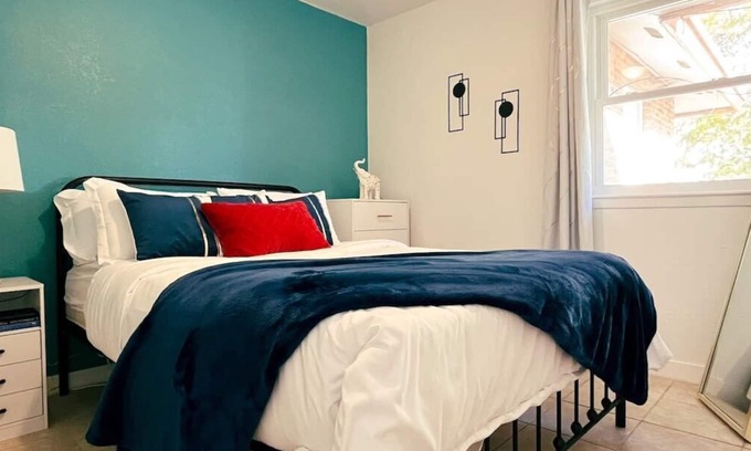 Sunrise Acres House | Colorful Relaxation Modern Family Friendly-3 days