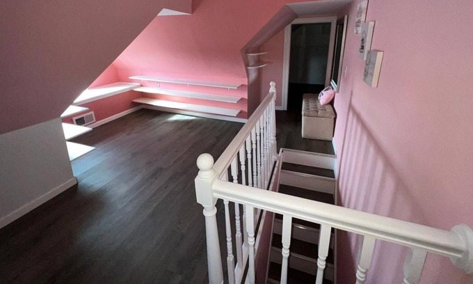 Scranton House | Colors/Mirrors/Pet Friendly