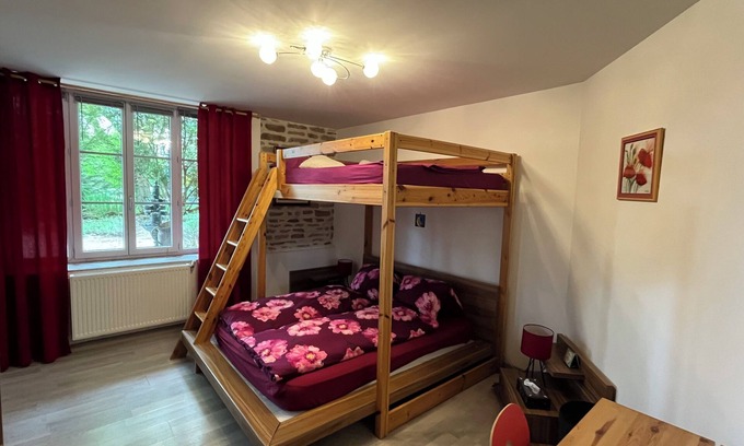 Cormatin Bed & Breakfast | Colors of life - Chambre Rouge