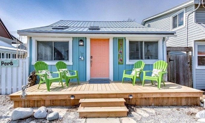 Port Stanley Cottage | Colours on Bessie - just a minute to the Beach!