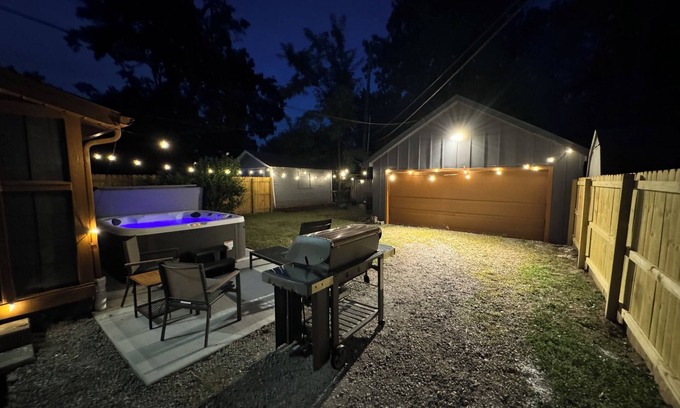 Indianapolis House | Colts Kickoff in Indy: Dine, Hot tub, BBQ & NEW Arcade