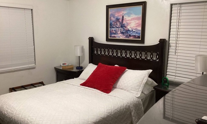 Cockburn Town Condo | Colwins #4 For Families/Couples/Singles Sleeps 4