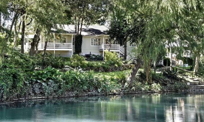 New Braunfels Cottage | Comal River access - Cozy 2BR Hideaway Just Minutes from Gruene & Downtown!