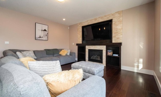 Northwest Edmonton House | Come and enjoy this exquisite home 7 minutes away from the center of ST.Albert