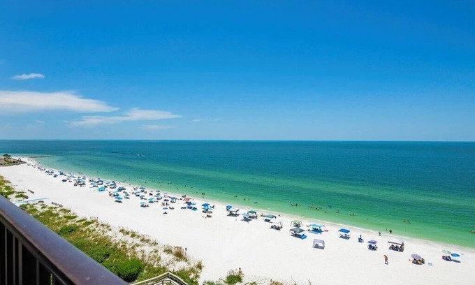 Marco Island Condo | Come and get those Toes in the Sand at this fabalous Beachfront Condo.