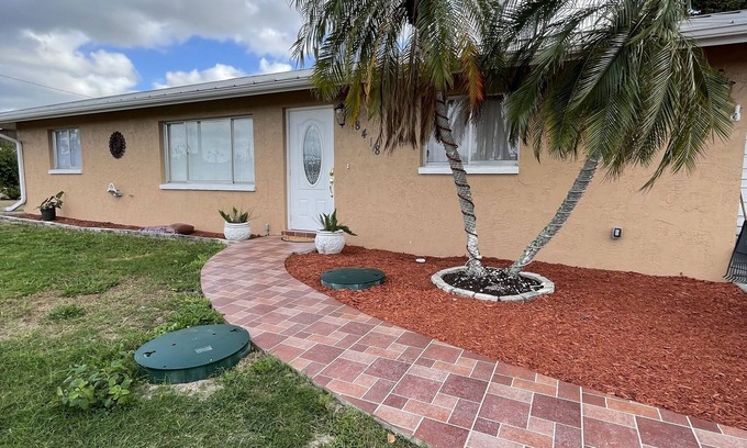San Carlos Park House | Come and Relax with your whole family at the sunshine state .
