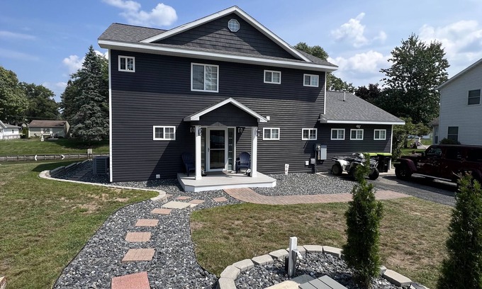 St. Helen House | Come Enjoy Lake St. Helen at The Four Season Family Retreat!