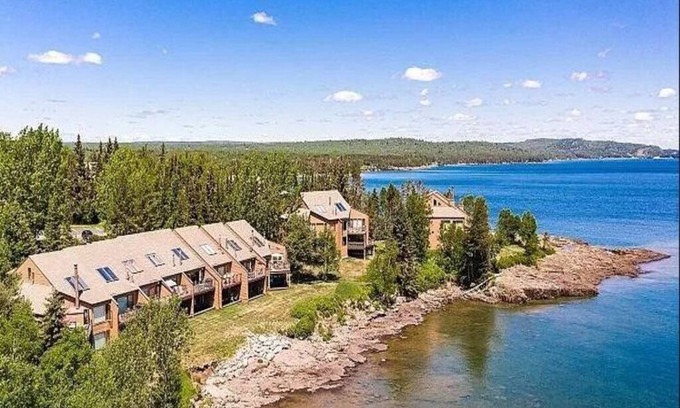 Two Harbors House | Come experience the panoramic majesty & serenity of Lake Superior!