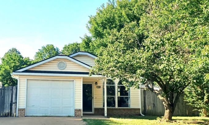 Fayetteville House | Come have a mimosa in Mimosa-Inn! Centrally located!