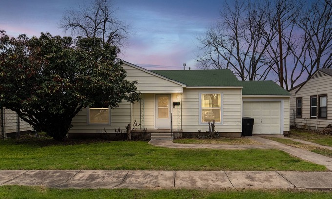 Temple House | Come relax at the Fleur-de-lis in Temple, TX!