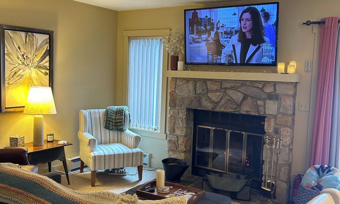 White Haven House | Come relax by the fireplace and enjoy skiing or a walk in the forest by the lake