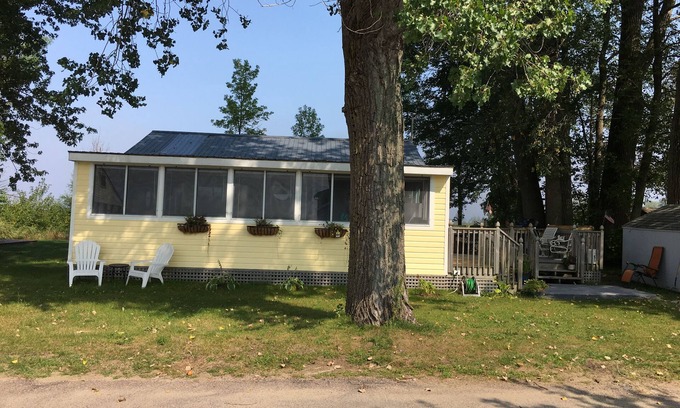 Malletts Bay Cottage | Come Relax In This Spacious 3 Bedroom Cottage, Lake Views On Both Sides.
