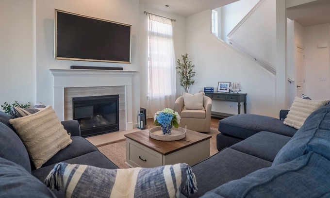 Delavan House | Come stay at Harbor Court for amazing lake views!