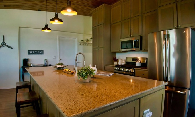 Bell County House | Come stay at this one of kind Airplane hanger that overlooks a runway.