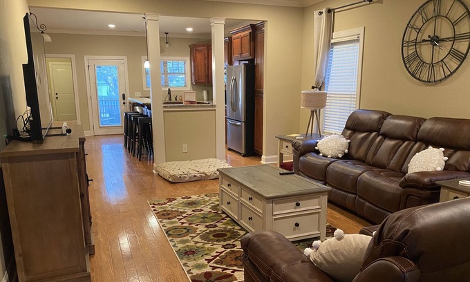 Huntsville House | Come Stay in a Five Star House. Pet Friendly with no Pet Fee