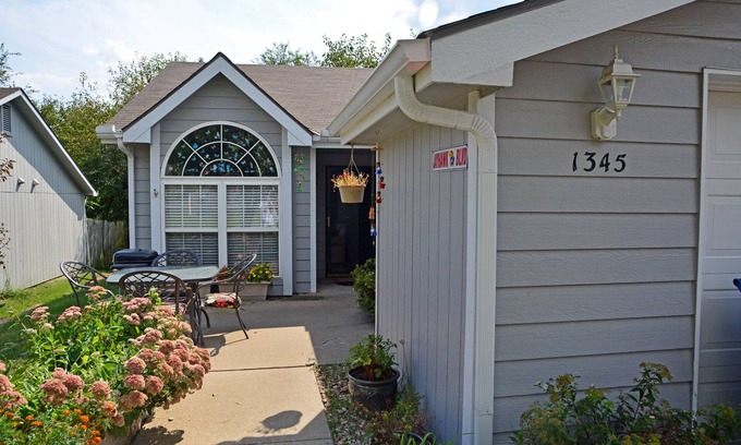 Lawrence House | Come stay in quiet and comfortable duplex!