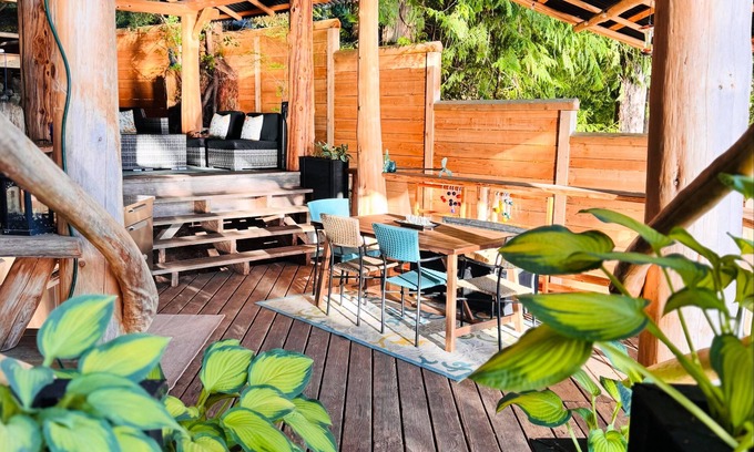 Sunshine Coast Cottage | Come stay with us on the beautiful Sunshine Coast ocean side!