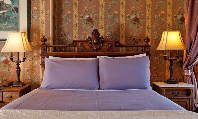 Vine Bed & Breakfast | Come stay with us, you'll see why we are ranked #1 lodging in Kalamazoo, MI.