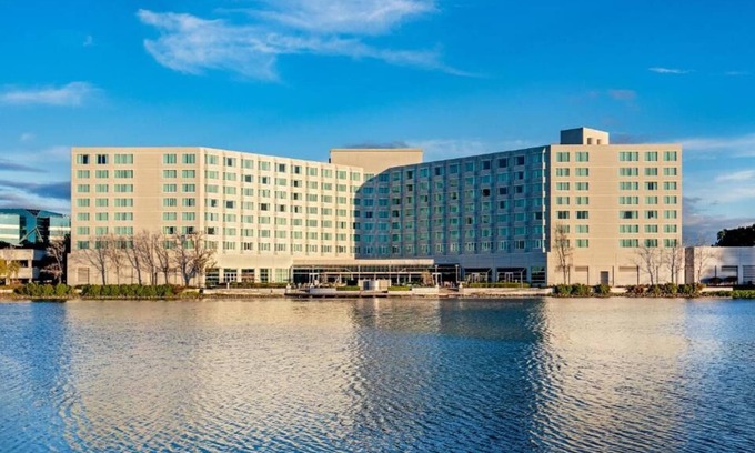 Redwood Shores House | Comfort and Convenience! Contemporary and Pet-friendly Hotel with Swimming Pool!