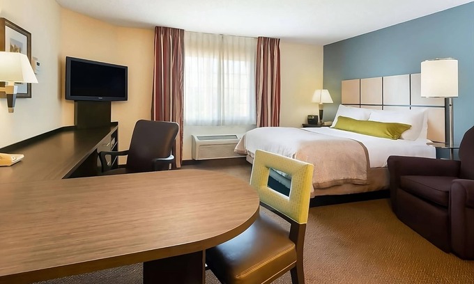 Wichita Hotel | Comfort and Convenience! Kitchen, Parking, Pets Allowed, Near Barrington Park!
