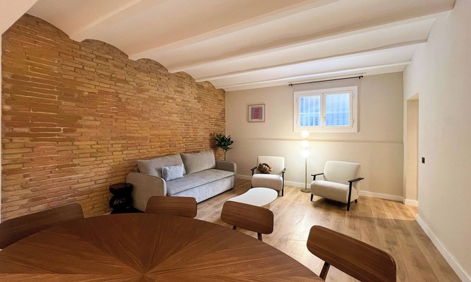 El Putget i Farro Apartment | Comfort and Style in Balmes for 7