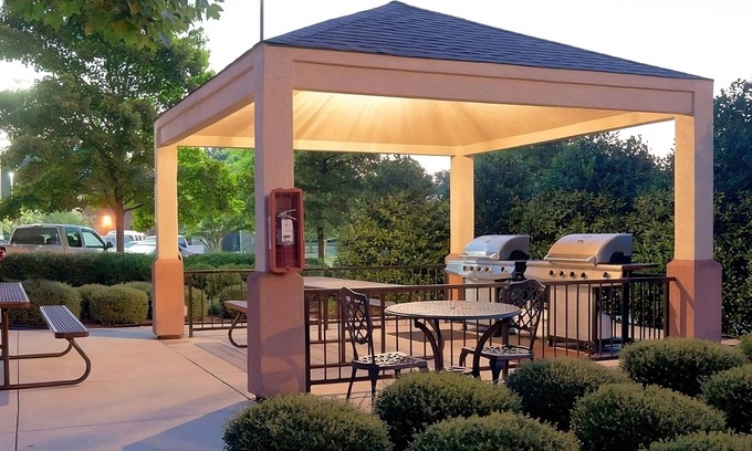Libertyville House | Comfort and Value! 3 Relaxing Hotel Units, Near Great Lakes Naval Station