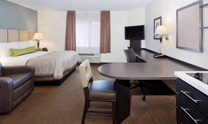 Horsham House | Comfort & Convenience! Free Parking, Pets Allowed, Minutes to Fair Oaks Park