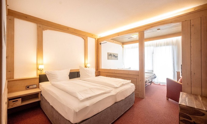 Todtnauberg Apartment | Comfort double room, 26sqm, shower/WC with balcony