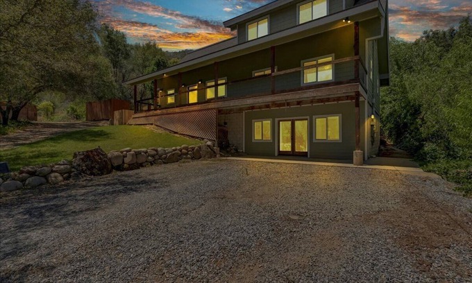 Kaweah House | Comfort in Nature, Multi-Family, Sleeps 14, BBQ