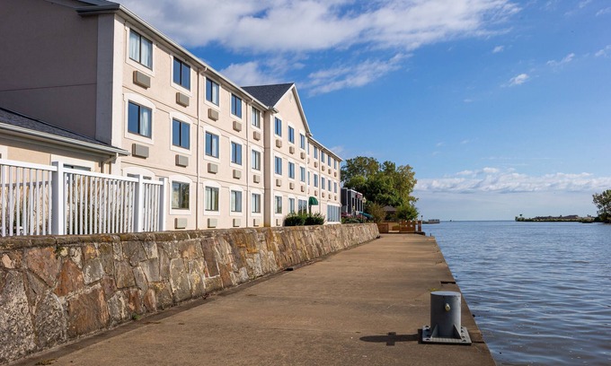 Huron Hotel | Comfort Inn River's Edge