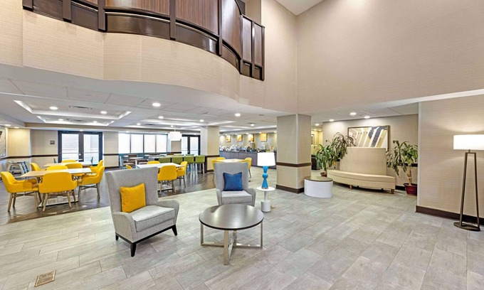 Arlington Heights Hotel | Comfort Inn & Suites Arlington Heights - Schaumburg