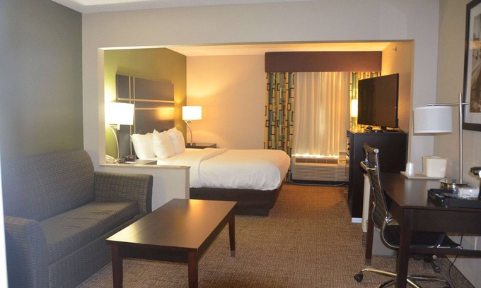 Maumee Hotel | Comfort Inn & Suites Maumee - Toledo (I80-90)