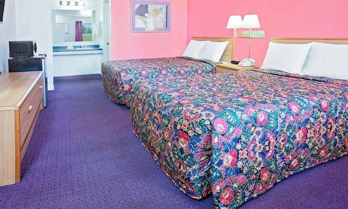 Muskogee House | Comfort Meets Affordability in Knights Inn Muskogee! 3 Great Units, Free Parking