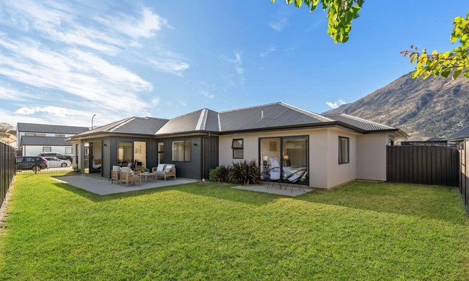 Lower Shotover House | Comfort Meets Convenience | Family Home on Headley