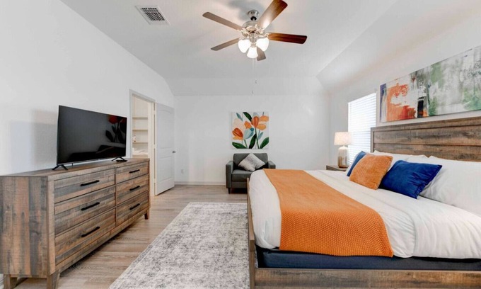 Hutto House | Comfort & Space:4BRHome in Hutto