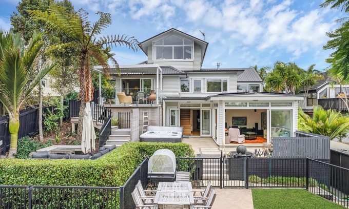 Belmont House | Comfort, Space & Coastal Lifestyle
