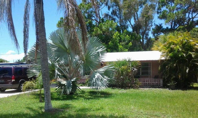 Grove City House | Comfortable 1-Bedroom Home only 5 min. from beautiful Englewood beach